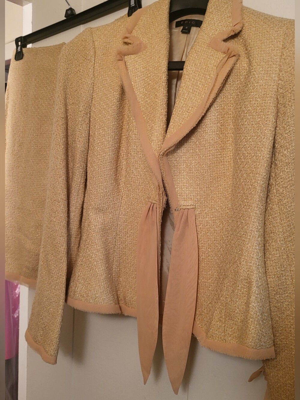 EPIC set blazer & Skirt. Blazer sz 4. Skirt sz 6 beige/cream nwot